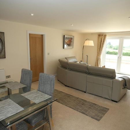 Lovely Two Bedroom Bungalow With Hot Tub Yeovil Exteriör bild