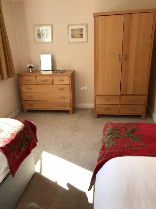 Lovely Two Bedroom Bungalow With Hot Tub Yeovil Exteriör bild