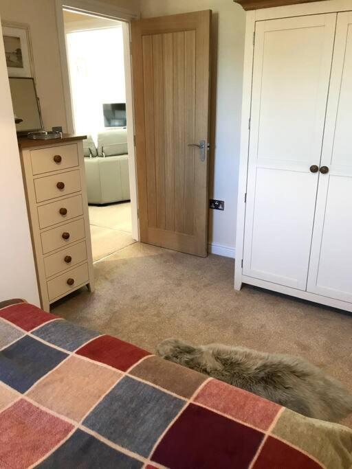 Lovely Two Bedroom Bungalow With Hot Tub Yeovil Exteriör bild