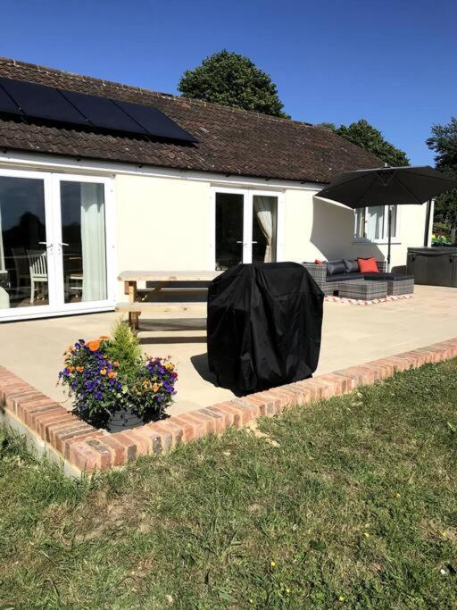 Lovely Two Bedroom Bungalow With Hot Tub Yeovil Exteriör bild