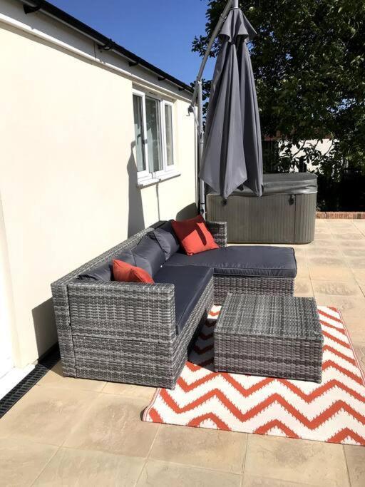 Lovely Two Bedroom Bungalow With Hot Tub Yeovil Exteriör bild