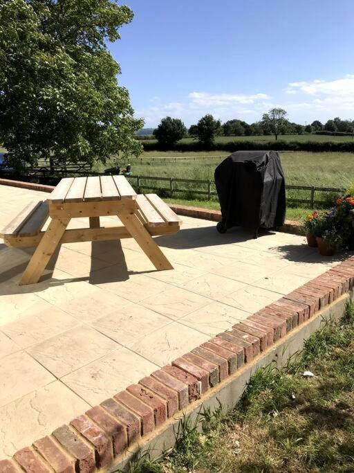 Lovely Two Bedroom Bungalow With Hot Tub Yeovil Exteriör bild