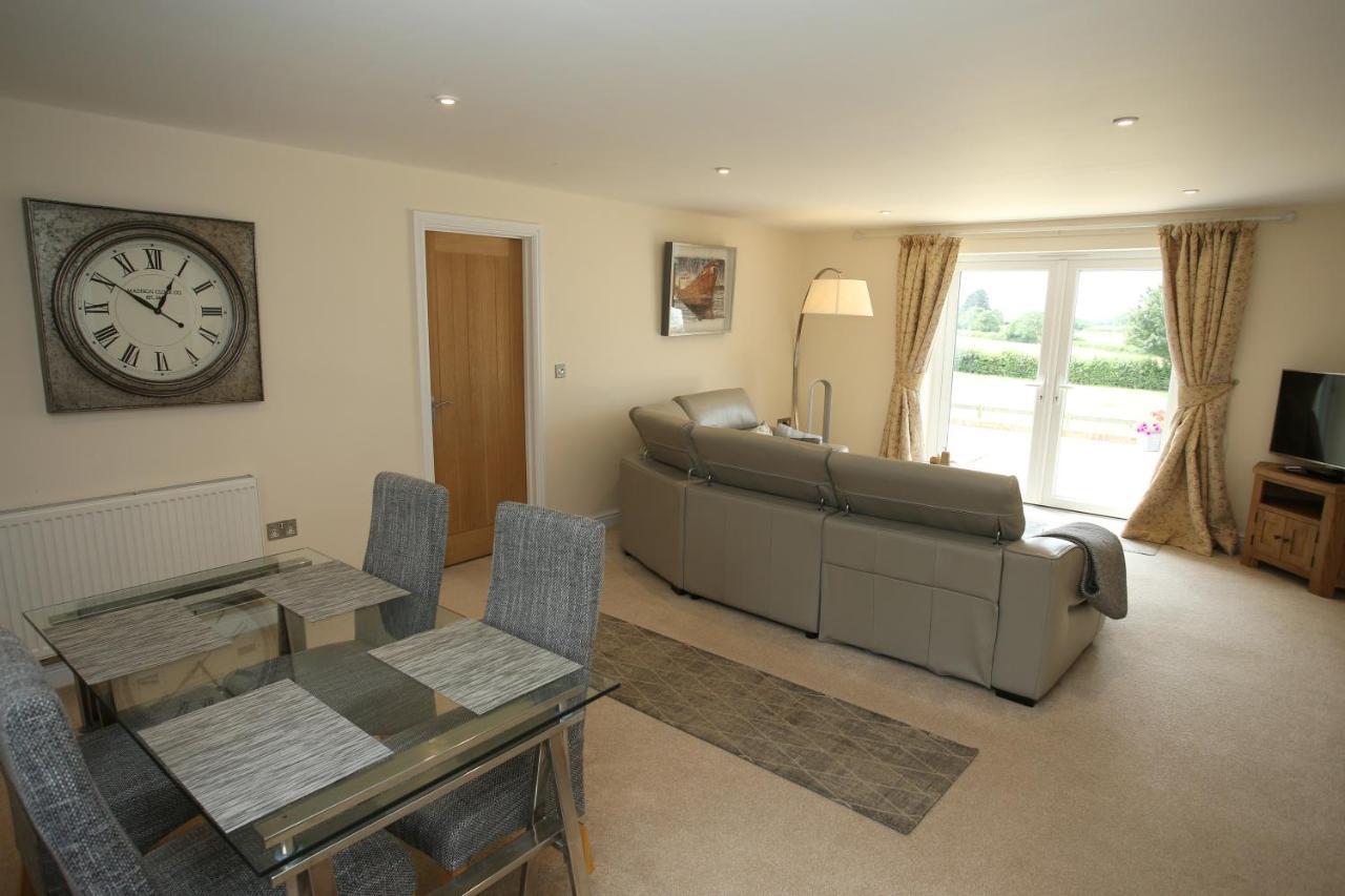 Lovely Two Bedroom Bungalow With Hot Tub Yeovil Exteriör bild