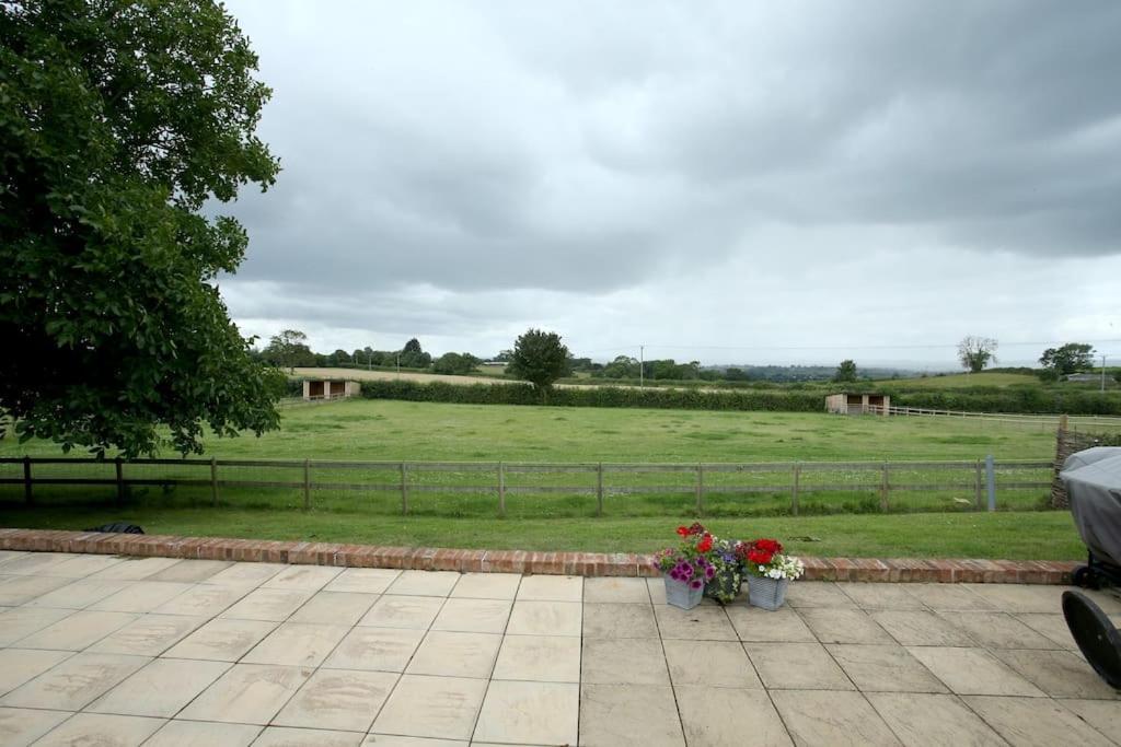 Lovely Two Bedroom Bungalow With Hot Tub Yeovil Exteriör bild