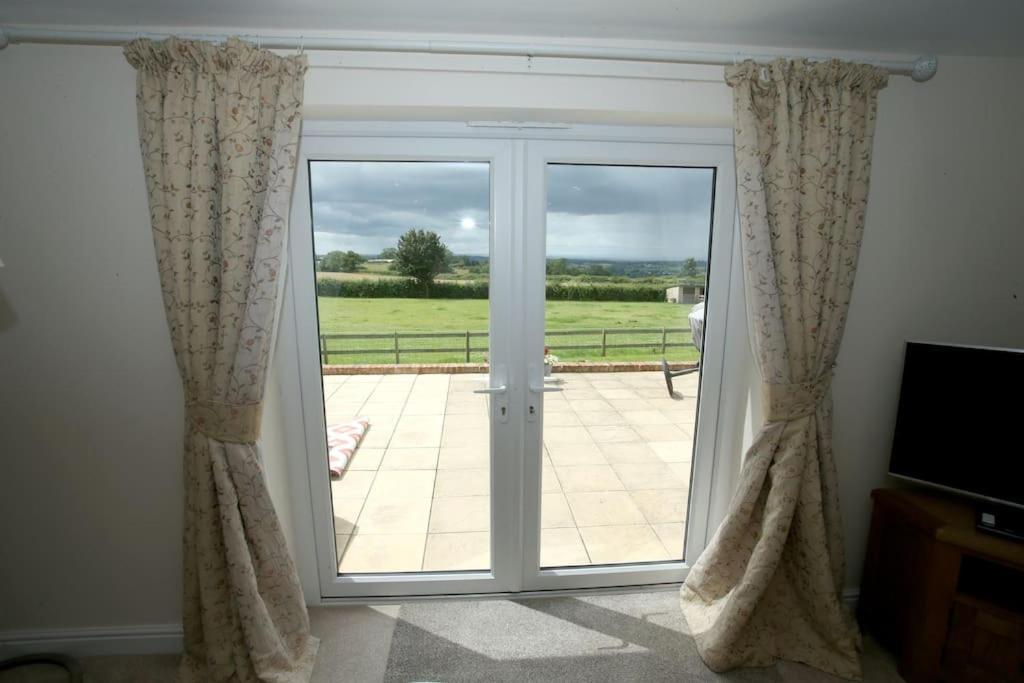 Lovely Two Bedroom Bungalow With Hot Tub Yeovil Exteriör bild