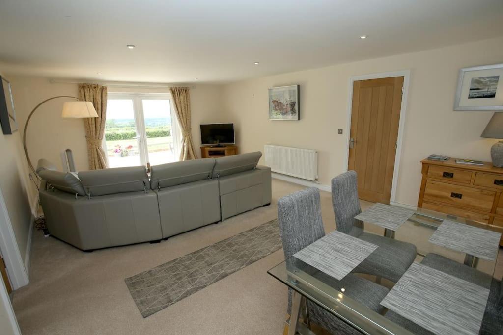 Lovely Two Bedroom Bungalow With Hot Tub Yeovil Exteriör bild