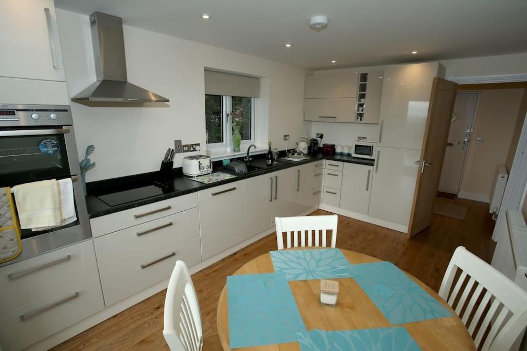Lovely Two Bedroom Bungalow With Hot Tub Yeovil Exteriör bild