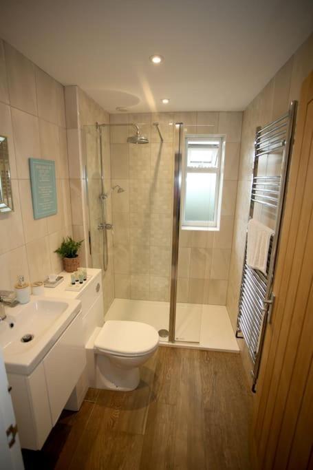 Lovely Two Bedroom Bungalow With Hot Tub Yeovil Exteriör bild
