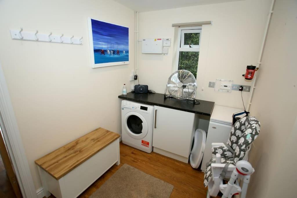 Lovely Two Bedroom Bungalow With Hot Tub Yeovil Exteriör bild