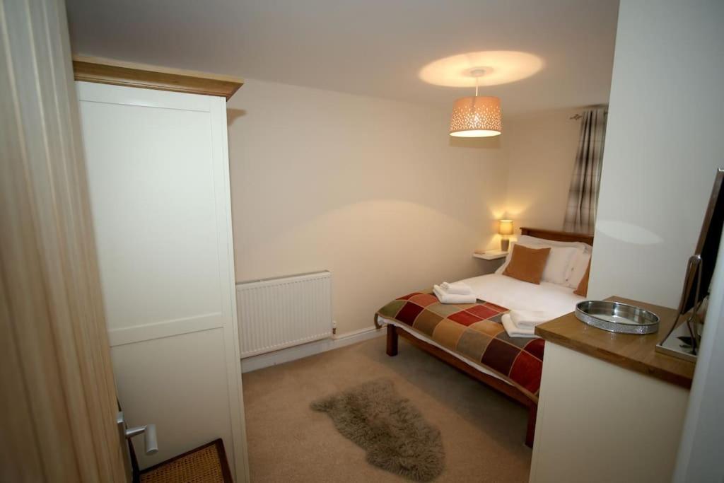 Lovely Two Bedroom Bungalow With Hot Tub Yeovil Exteriör bild